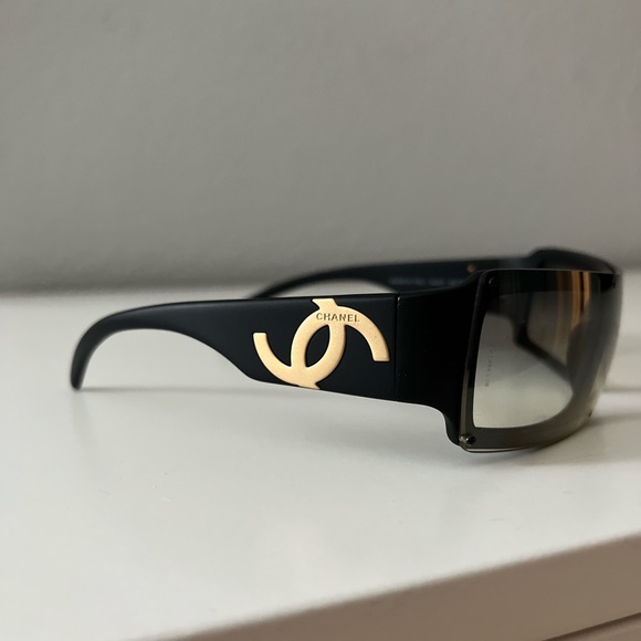 Vintage Chanel sunglasses - Picture 2 of 8